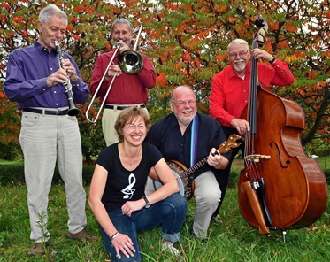 Gruppenfoto des Rheingauer-Jazzkränzchen mit Instrumenten